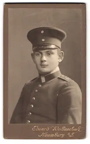 Fotografie Eduard Weolleschak, Naumburg a. S., Windmühlenstr. 30, Portrait Einjährig-Freiwilliger Ufz. in Uniform Rgt. 4