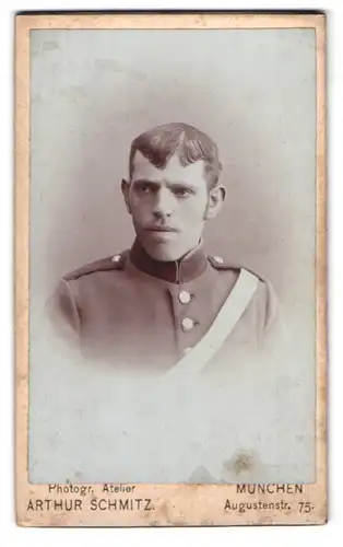 Fotografie Arthur Schmitz, München, Augustenstr. 75, Portrait bayrischer Soldat in Uniform mit Schärpe