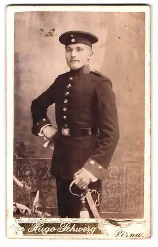 Fotografie Hugo Schwerg, Pirna, Albertstr. 13, Portrait Soldat in Uniform mit Säbel und Krätzchen
