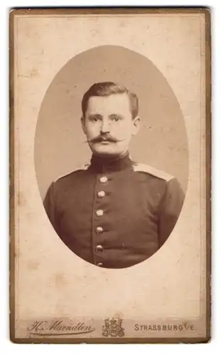 Fotografie K. Maendlen, Strassburg i. E., Portrait Soldat in Uniform mit Zwirbelbart