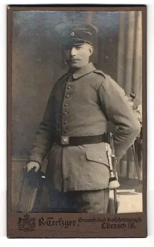 Fotografie R. Tretzger, Lörrach i. B., Portrait Soldat in Feldgrau Uniform mit Bajonett und Portepee
