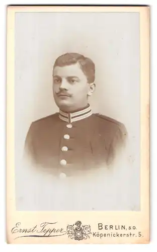 Fotografie Ernst Tepper, Berlin, Köpenickerstr. 5, Portrait Garde Soldat in Uniform mit Schnauzbart