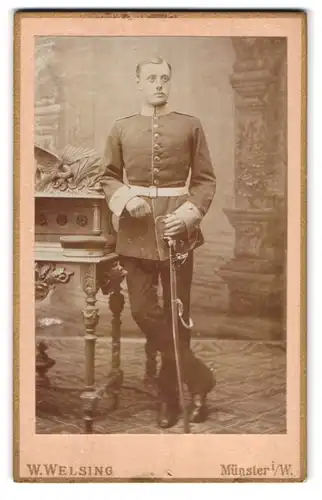 Fotografie W. Welsing, Münster i. W., Bergstr. 4, Portrait Soldat in Uniform mit Krätzchen und Säbel