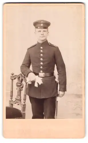 Fotografie Adolf Sander, Leipzig-Gohlis, Leipziger Str. 12, Portrait junger sächsischer Soldat in Uniform mit Bajonett