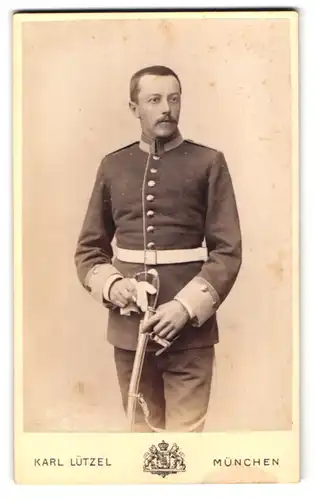 Fotografie Karl Lützle, München, Dachauerstr. 19, Portrait bayrischer Ufz. in Uniform mit Säbel
