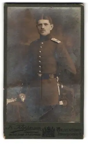 Fotografie Fr. Kloppmann, Wilhelmshaven, Oldenburgerstr. 16, Portrait Soldat in Uniform Rgt. 74 mit Bajonett