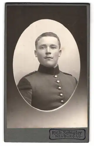 Fotografie Rich. Schlüter, Neuburg a. D., Portrait junger Musiker Soldat in Uniform