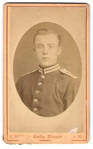 Fotografie C. Schätzig, Berlin, Elsasser-Str. 55, Portrait Garde Soldat in Uniform mit Schulterklappen