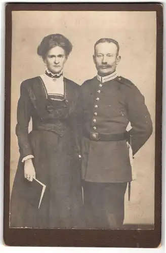 Fotografie unbekannter Fotograf und Ort, Portrait Soldat in Garde Uniform mit Bajonett und Portepee