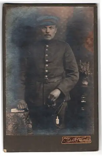 Fotografie Jakob Hofmann, Karlsruhe i. B., Portrait Soldat in Feldgrau Uniform mit Säbel und Portepee