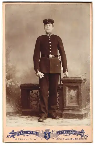 Fotografie Karl Wahl, Berlin, Belle-Alliance-Str. 91, Portrait Garde Soldat in Uniform mit Bajonett