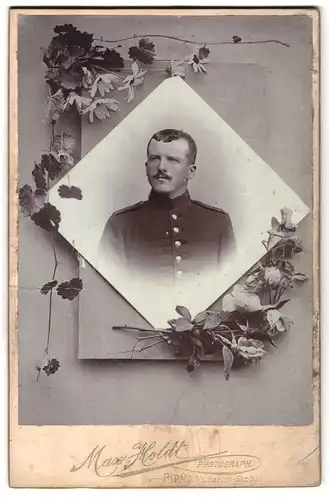 Fotografie Max Holdt, Pirna a. E., Garten-Str. 31, Portrait Soldat in Uniform Rgt. 64 mit Schnauzbart