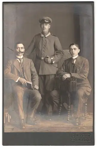 Fotografie Frz. Kraft, Herne i. W., Portrait Soldat in Feldgrau Garde Uniform nebst seinen Brüdern
