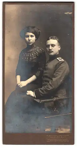 Fotografie Paul Glaue, Braunschweig, Altstadtmarkt 12, Portrait Soldat in Uniform nebst seiner Frau