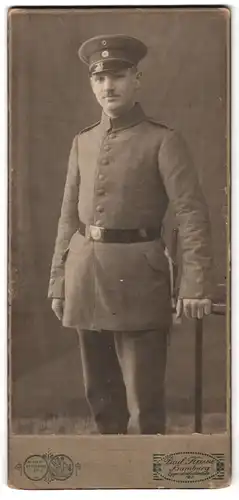 Fotografie Paul Kruse, Hamburg, Eppendorferlandstr. 102, Portrait Soldat in Feldgrau Uniform mit Bajonett und Portepee