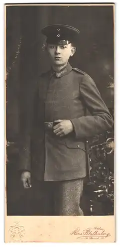 Fotografie Hans Schellenberg, Halle / Saale, Gr. Steinstr. 16, Portrait Knabe Soldat Heinr. Jürgens in Uniform Rgt. 1