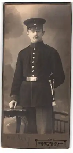 Fotografie Gebr. Gottschlich, Leipzig-Gohlis, Aeussere Hallische Str. 91 /93, Portrait sächsischer Soldat in Uniform