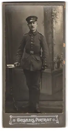 Fotografie Griseldis, Ort unbekannt, Portrait Soldat in Feldgrau Uniform mit Bajonett und Portepee