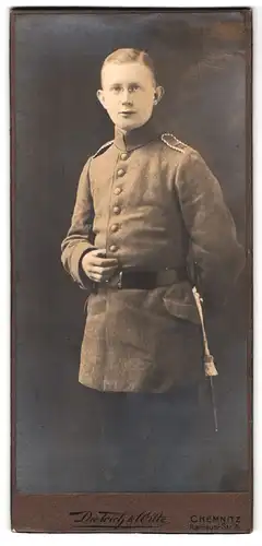 Fotografie Dietrich & Witte, Chemnitz, Rathaus-Str. 6, Portrait Einjährig-Freiwilliger in Uniform Rgt. 117, Bajonett