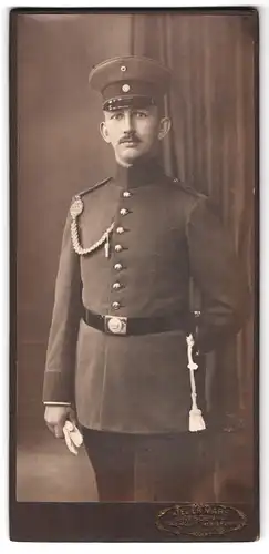 Fotografie Atelier Mars, Dresden, Marien-Allee 1, Portrait sächsischer Soldat in Uniform Rgt. 117 mit Schützenschnur