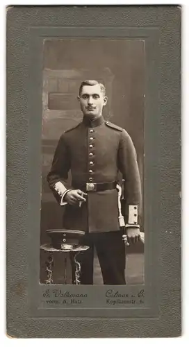 Fotografie E. Volkmann, Colmar i. E., Kopfhausstr. 6, Portrait Soldat in Uniform mit Bajonett und Portepee