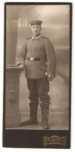 Fotografie M. Appel, Berlin, Neue Königstr. 2, Portrait preussischer Soldat in Garde Uniform mit Krätzchen