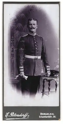 Fotografie E. Petersdorff, Berlin, Scharnhorststr. 36, Portrait preussischer Garde Soldat in Uniform, Kaiser Wilhelm Bart