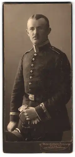 Fotografie Walter taubmann, Pirna a. E., Ecke Jackobäerstr. Portrait sächsischer Einjährig-Freiwilliger in Uniform