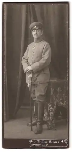 Fotografie Atelier Knarr, Rosenheim, Innstr. 42, Portrait bayrischer Soldat in Uniform mit Orden, Säbel mit Portepee