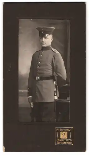 Fotografie Ph. Theobald, Frankfurt a. M., Gutleutstr. 141, Portrait Soldat in Uniform Rgt. 81 mit Bajonett und Portepee