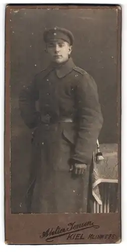 Fotografie Atelier Jensen, Kiel, Klinke 26, Portrait Soldat in Feldgrau Uniform Rgt. 31 mit Feldmütze