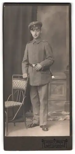 Fotografie Hermann Böbers, Neukölln, Saalestr. 1, Portrait preussischer Soldat in Feldgrau Uniform im Atelier