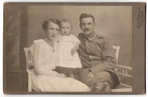 Fotografie Fritz Petersen, Neumünster, Kuhberg 18, Portrait Ufz. in Uniform Rgt. 211 mit Ordensband