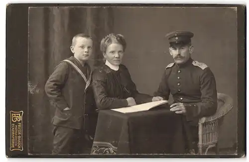 Fotografie Friedr. Baasch, Eckernförde, Portrait Soldat in Uniform Rgt. 84 nebst Frau und Kind in Matrosen Anzug