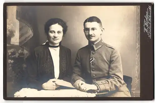 Fotografie W. Fürhaus, Kulmbach, Holzmarkt, Ufz. in Uniform mit Ordensband und Zwicker Brille