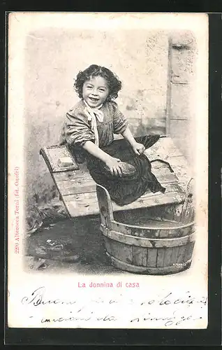 AK La donnina di casa, Kleines Mädchen mit einem Waschbrett