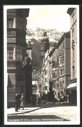 AK Innsbruck, Herzog Friedrichstrasse mit Berggipfeln