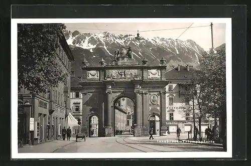 AK Innsbruck, Triumphpforte mit Passanten