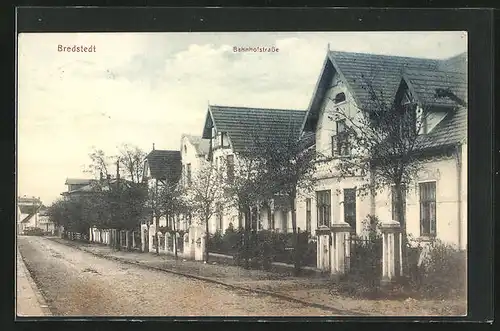 AK Bredstedt, Bahnhofstrasse mit Gebäudezeile