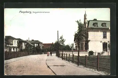 AK Pinneberg, Tangstetterstrasse mit Passanten