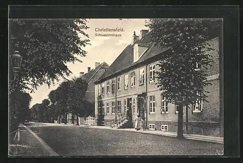 AK Christiansfeld, Strassenpartie mit Schwesternhaus