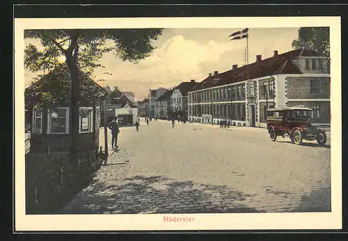 AK Haderslev, Strassenpartie mit Kiosk und Fahne