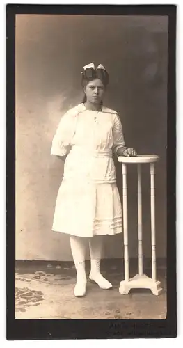 Fotografie Am. Schlotfeld, Stade, Wilhadikirchhof 3, junge Dame im weissen Sonntagskleid