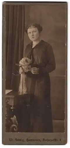 Fotografie W. König, Hannover, Bahnhofstr. 4, Dame im schwarzen Kleid mit Schmuck