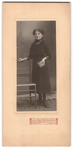 Fotografie Alfred Gerspach, Neustadt o. d. H., Poststr. 5, hübsches Mädchen mit Bibel in der Hand