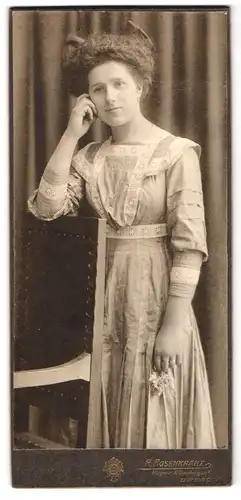Fotografie R. Rosenkranz, Mügeln, Königstr. 32, hübsche junge Dame schaut verträumt in die Kamera