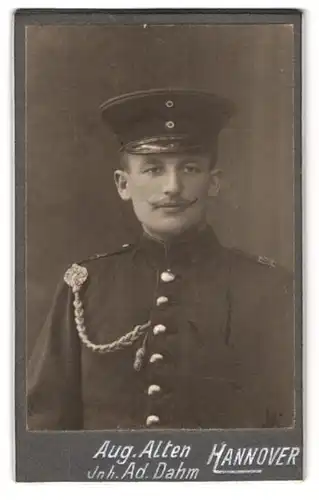 Fotografie Aug. Alten, Hannover, Portrait Soldat in Uniform Rgt. 174 mit Schützenschnur