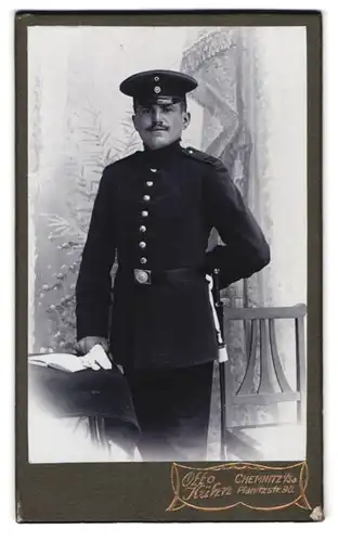 Fotografie Otto Kühn, Chemnitz, Planitzstr. 90, Portrait sächsicher Soldat in Uniform Rgt. 181 mit Bajonett und Portepee