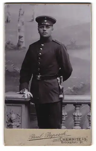 Fotografie Paul Papesch, Chemnitz i. S., Brückenstr. 31, Portrait sächsischer Soldat in Uniform mit Bajonett Portepee