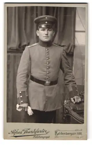 Fotografie Alfred Frankfurter, Wesel, Kaldenbergstr. 1181, Portrait Soldat in Uniform Rgt. 56 mit Schirmmütze